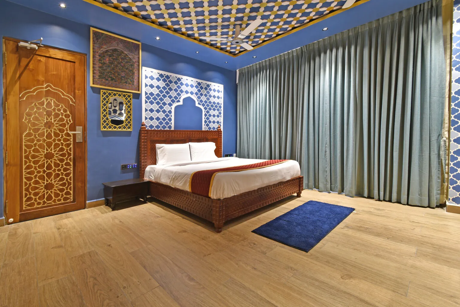 Room-301-–-Arabian-Nights-Luxurious-Themed-Getaway-1-1536x1025