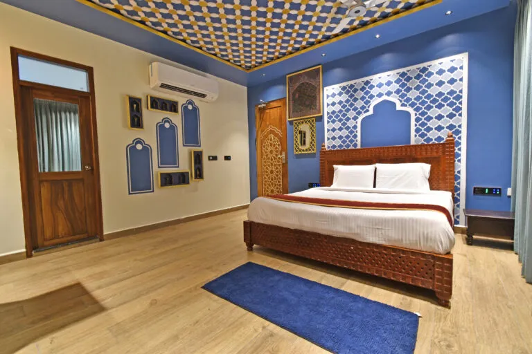 Room-301-–-Arabian-Nights-Luxurious-Themed-Getaway-3-768x512